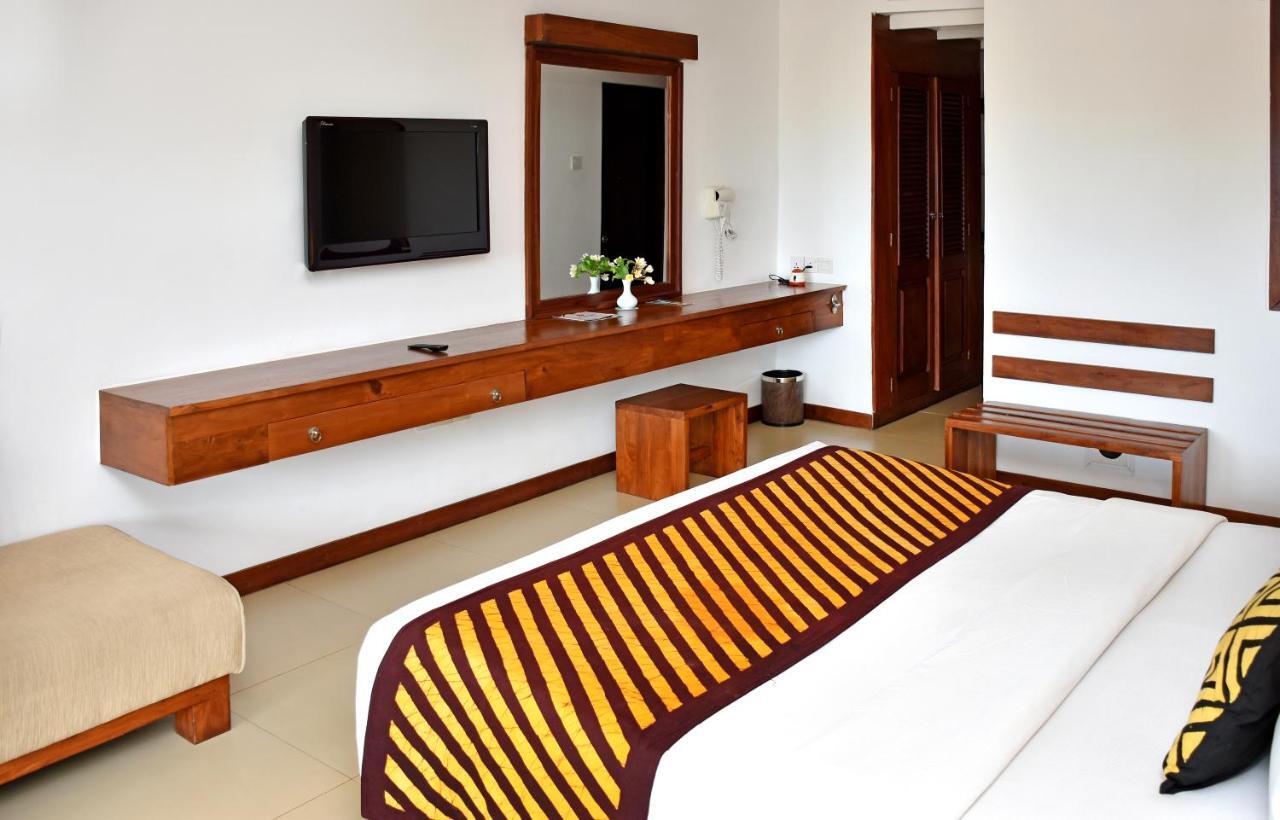 Goldi Sands Hotel Negombo Exterior photo